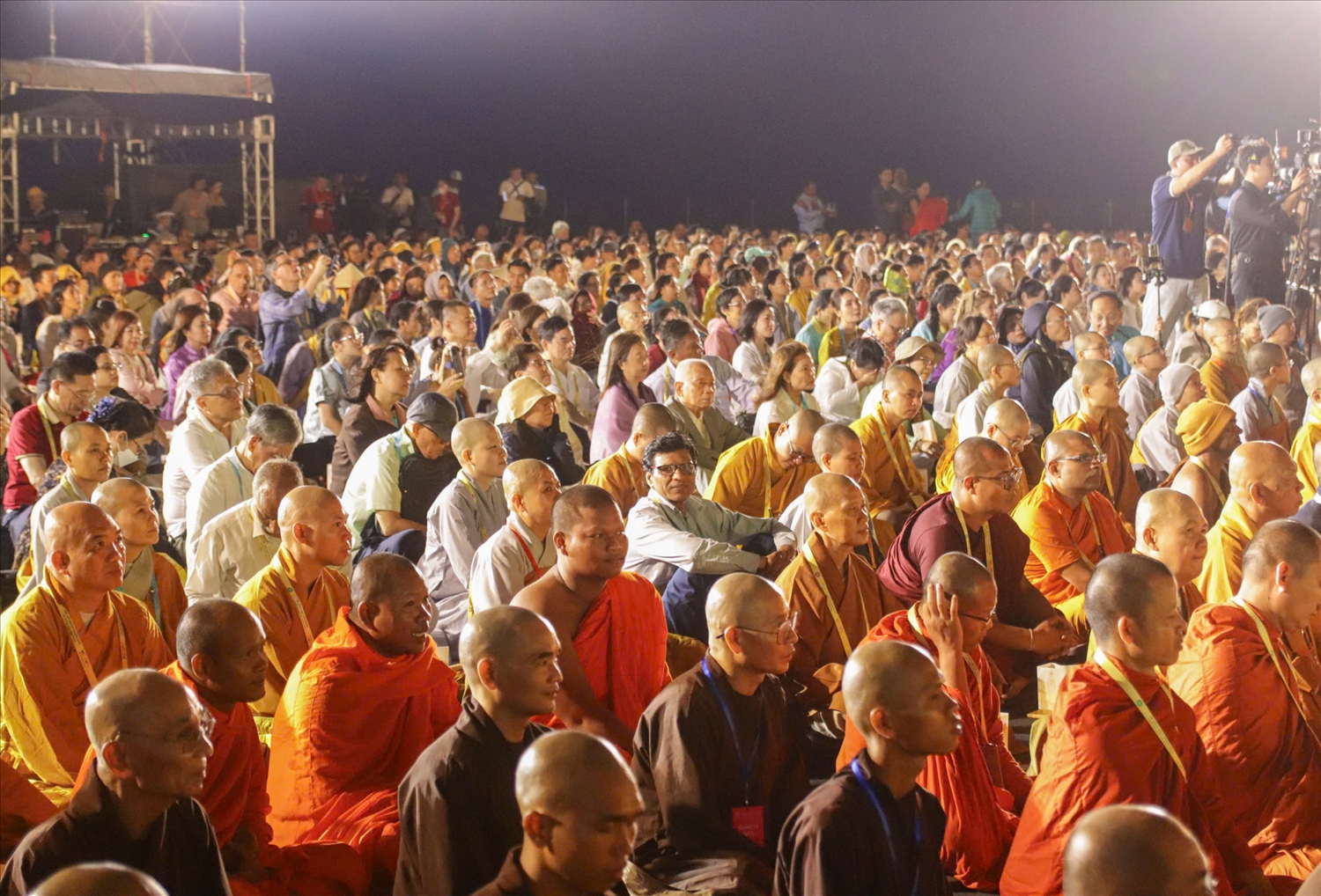 (TIN ẢNH) Vesak: Hàng nghìn ngọn nến cầu nguyện hòa bình thắp sáng màn đêm tại núi Bà Đen 2
