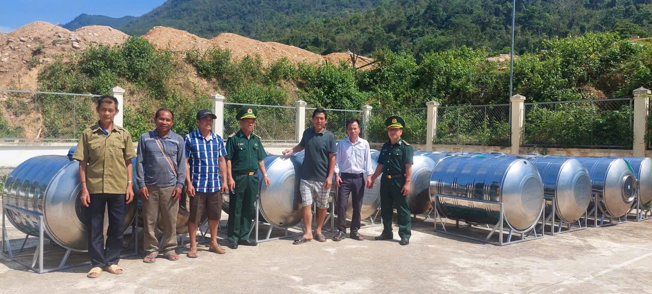 Đồn Biên phòng Na Loi phối hợp với chính quyền địa phương trao tặng bồn chứa nước cho người dân.