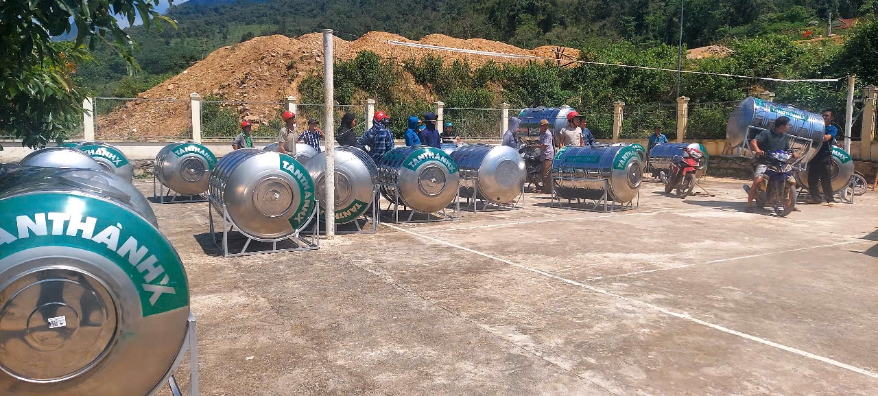 (Tin CTV) Trao tặng 150 bồn nước cho đồng bào xã biên giới Na Loi 1