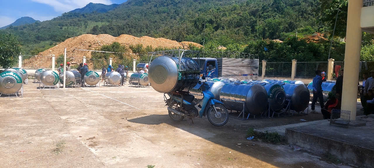 Người dân vận chuyển bồn nước về nhà