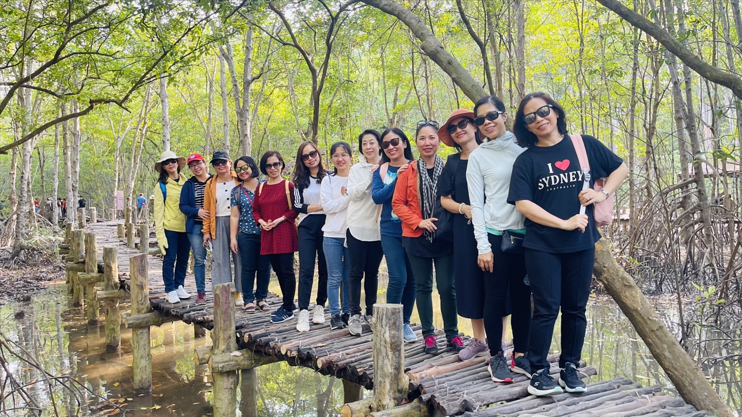 Du khách tham quan, khám phá rừng Sác