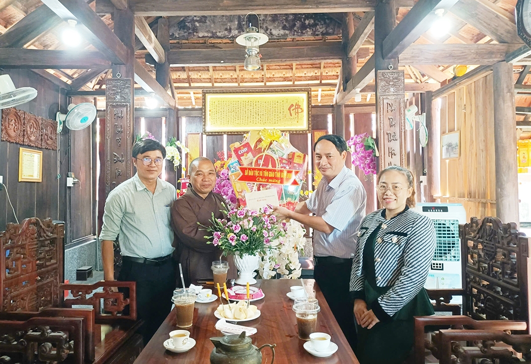 Lãnh đạo Sở Dân tộc và Tôn giáo thăm, chúc mừng Thượng tọa Thích Thị Tấn tại chùa Phú Thọ