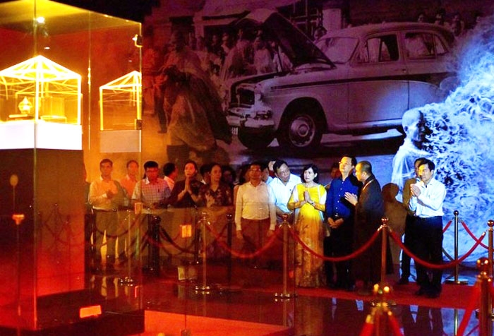 Phó Thủ tướng Mai Văn Chính và Phái đoàn trong không gian tưởng niệm Bồ tát Thích Quảng Đức tại Việt Nam Quốc Tự. (Ảnh: Quảng Đạo/BGN)