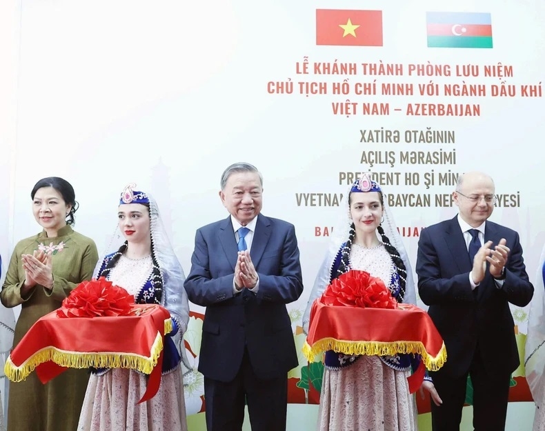 Tổng Bí thư Tô Lâm và Phu nhân cùng các đại biểu cắt băng khánh thành Phòng lưu niệm ""Chủ tịch Hồ Chí Minh với ngành dầu khí Việt Nam - Azerbaijan". Ảnh: Thống Nhất – TTXVN