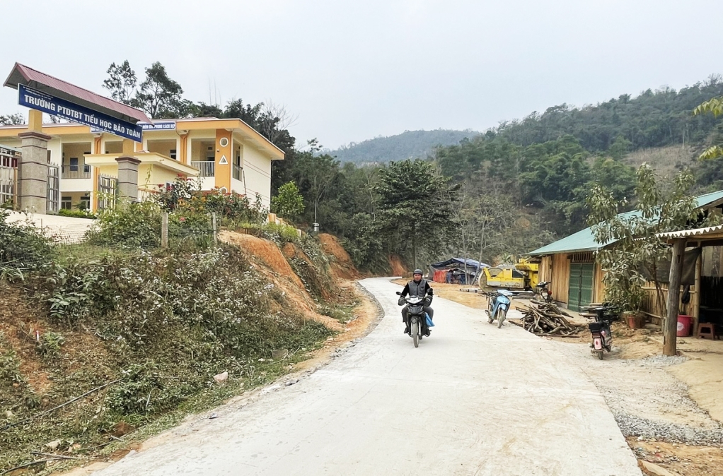 Từ nguồn vốn Chương trình MTQG 1719, huyện Bảo Lạc bê tông hóa hệ thống đường nông thôn tại xã Bảo Toàn (Ảnh: Vũ Tiệp).