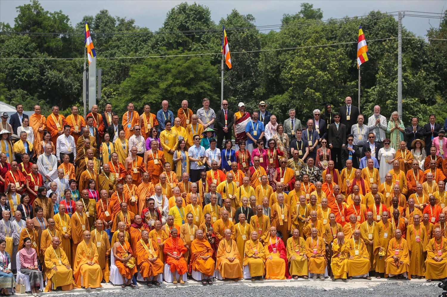 Qua Đại lễ Vesak, các hoạt động quốc tế, đối ngoại của GHPG Việt Nam từ Trung ương đến địa phương được củng cố và phát triển. (Trong ảnh: Gần 2.700 đại biểu dự Đại lễ Vesak LHQ năm 2025 chụp ảnh lưu niệm ngày 06/5)