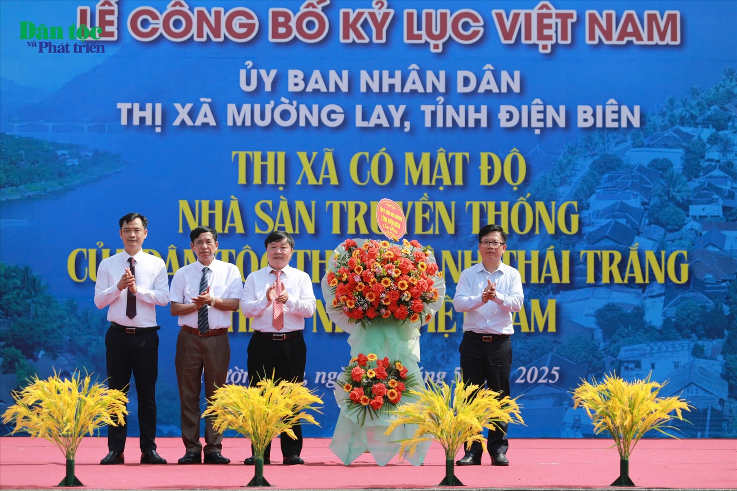 Phó Chủ tịch UBND tỉnh Điện Biên Phạm Đức Toàn tặng hoa chúc mừng sự kiện.