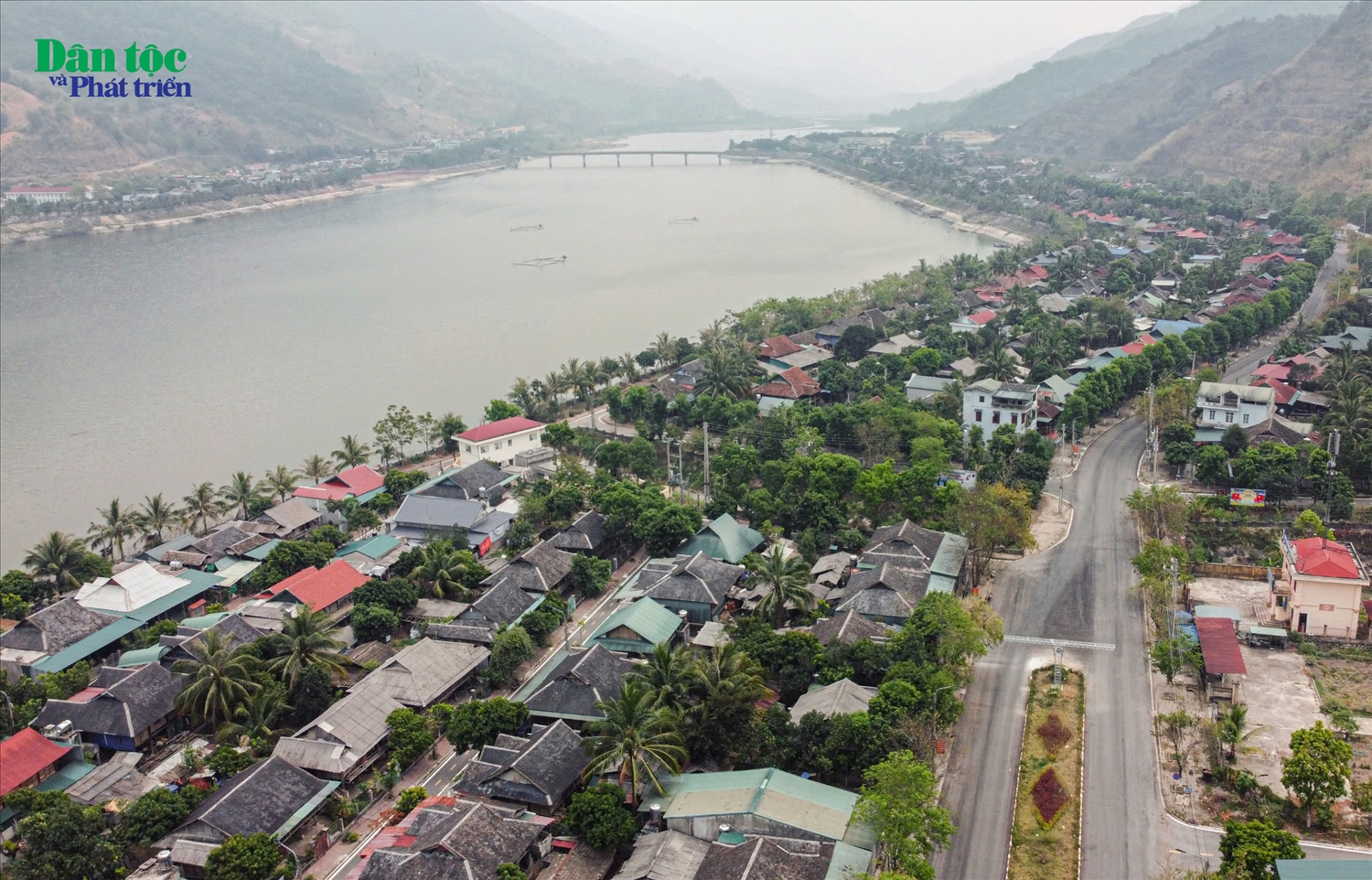 Khu vực đồi cao của thị xã Mường Lay nhìn từ trên cao như một bán đảo thu nhỏ.