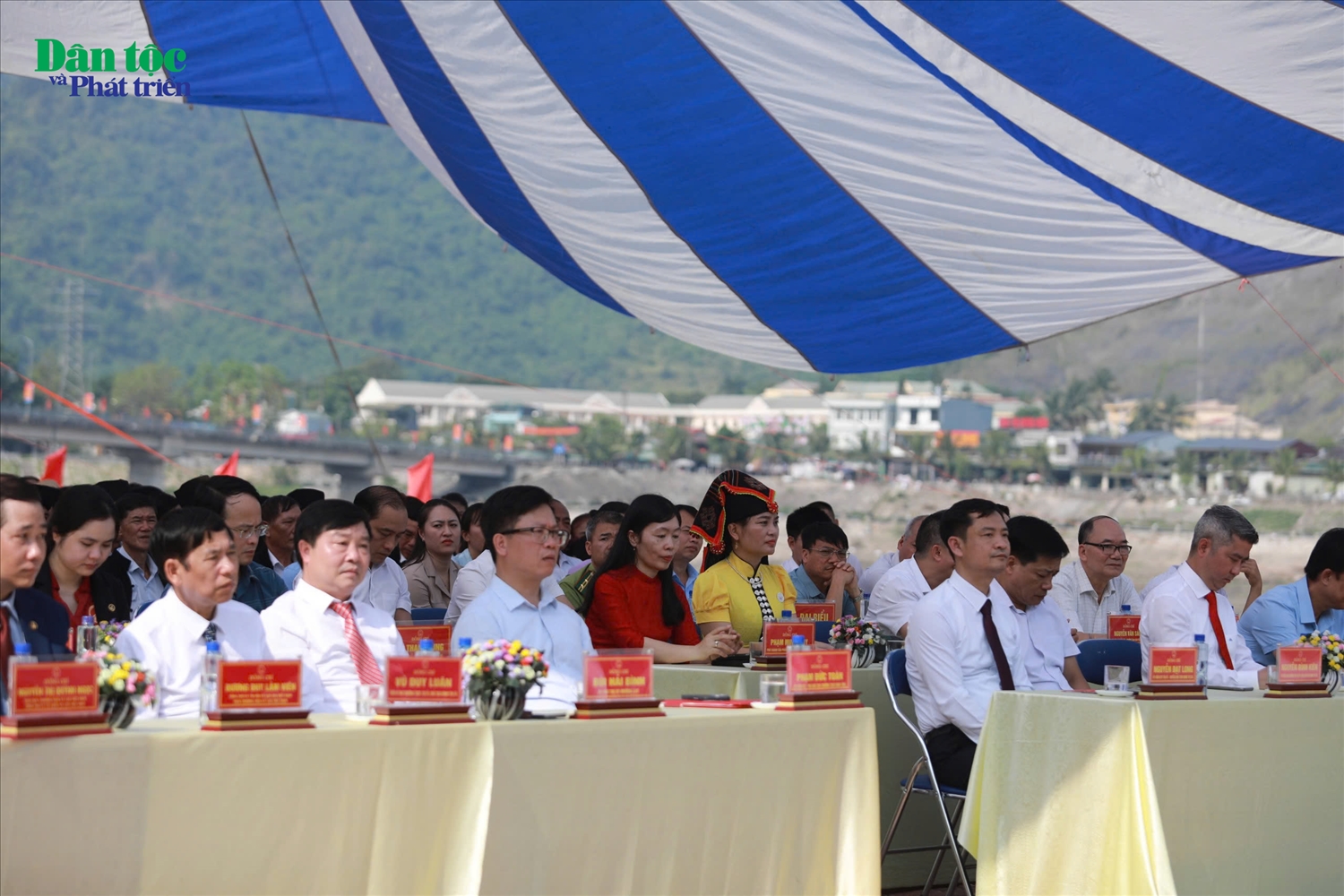 Đại biểu tham dự buổi lễ.