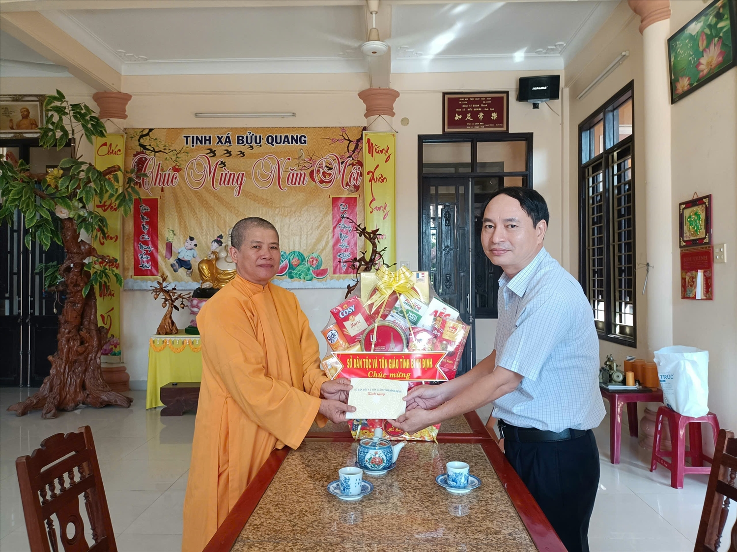 Lãnh đạo Sở Dân tộc và Tôn giáo đến thăm, tặng quà Ni trưởng Thích Nữ Kinh Liên tại Tịnh xá Bửu Quang
