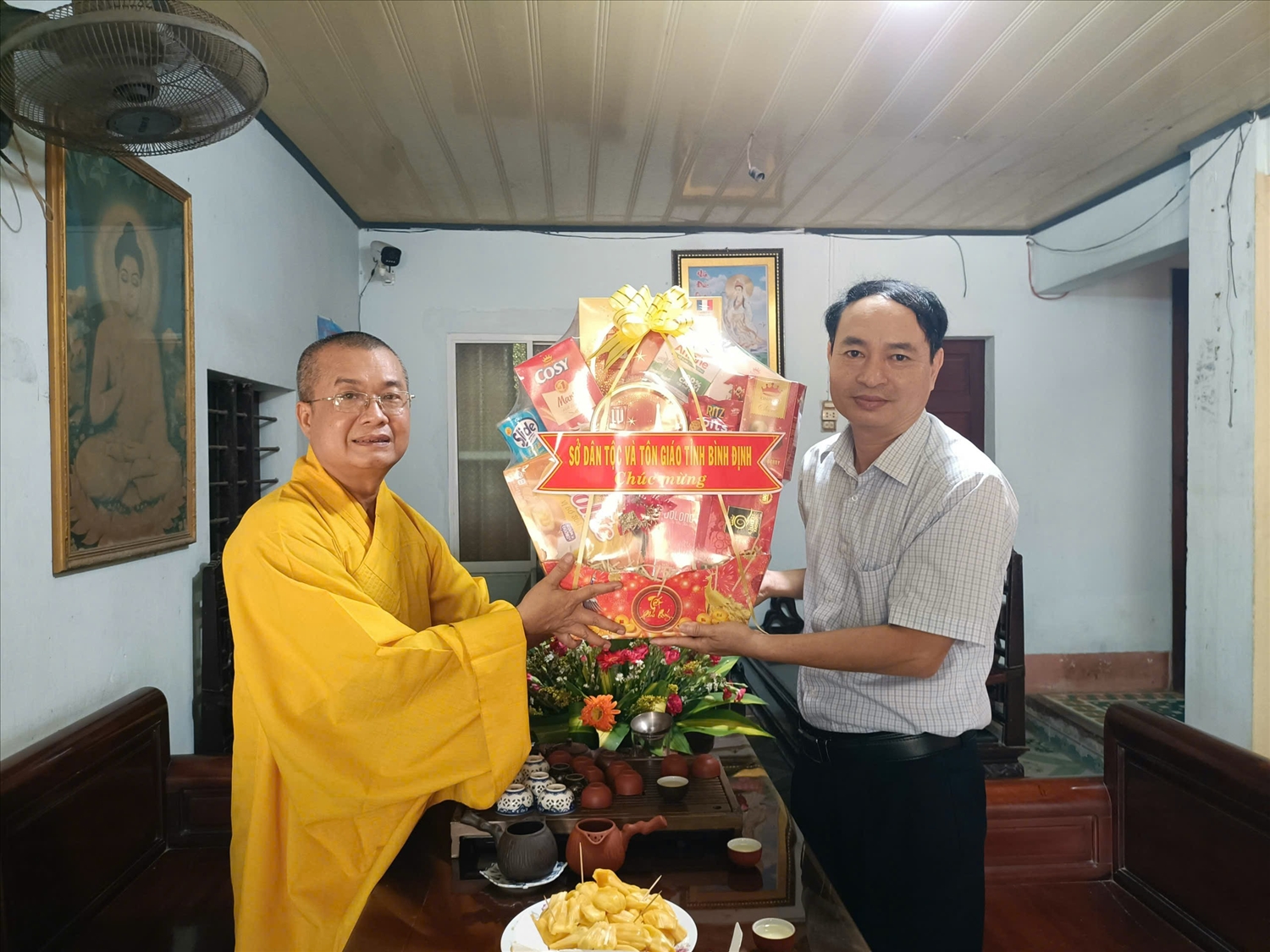 Lãnh đạo Sở Dân tộc và Tôn giáo thăm, tặng quà Đại đức Thích Đồng Liên tại chùa Phước Điền