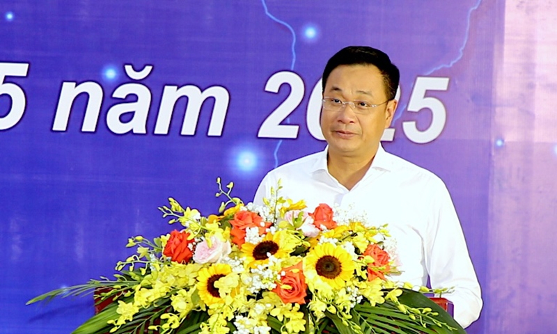 ông Lê Ngọc Quang - Ủy viên Trung ương Đảng, Bí thư Tỉnh ủy Quảng Bình dự và phát biểu phát động phong trào Bình dân học vụ số 