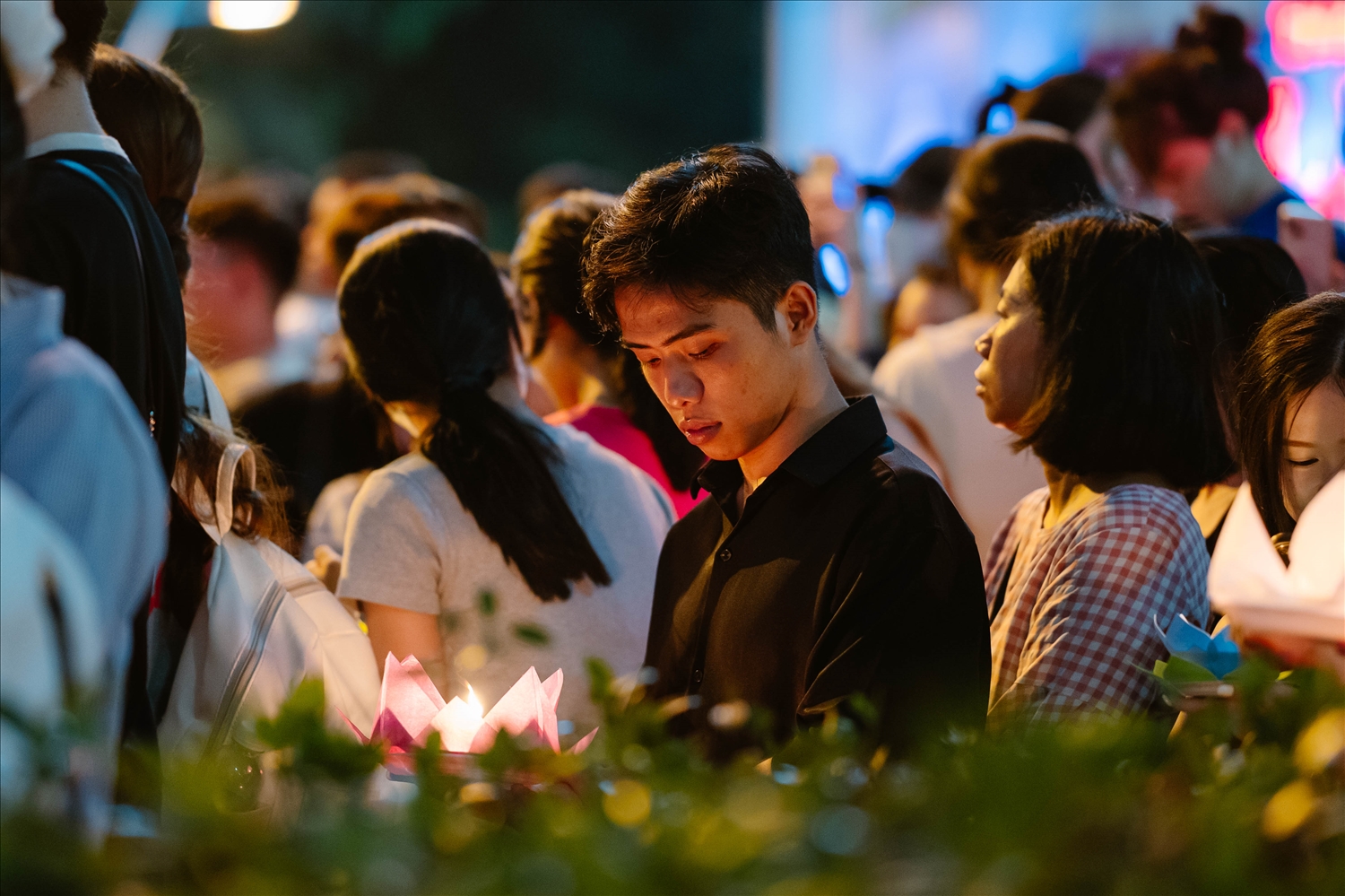 Nổi bật trong dòng người là các bạn trẻ và những gia đình dắt nhau đi trong không khí trang nghiêm, ấm cúng.