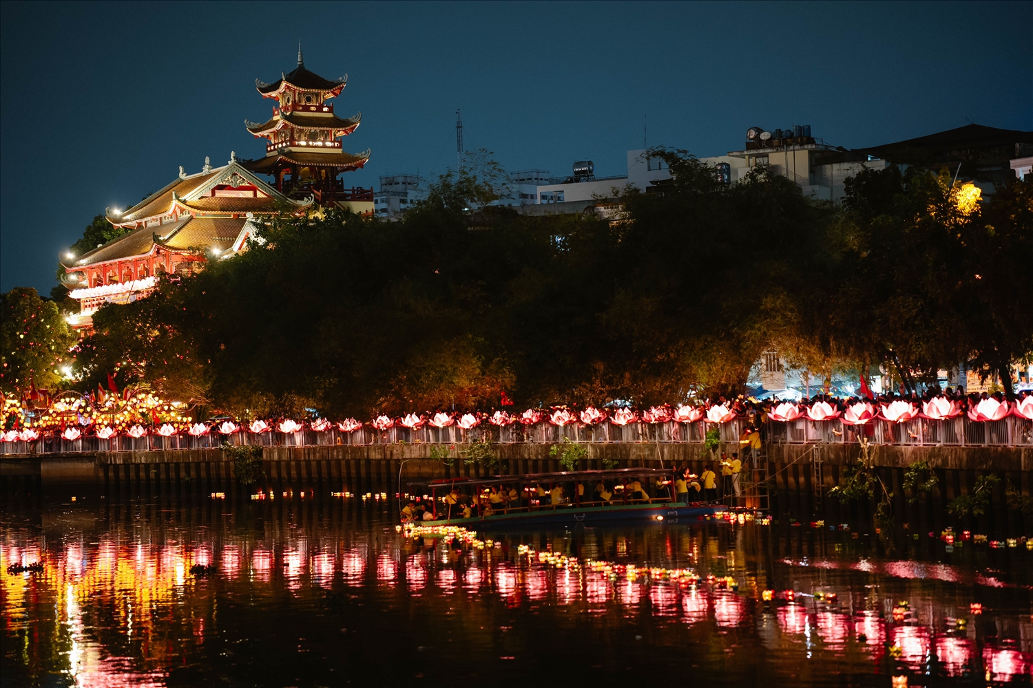 Chùa Pháp Hoa lung linh mừng lễ Phật đản.
