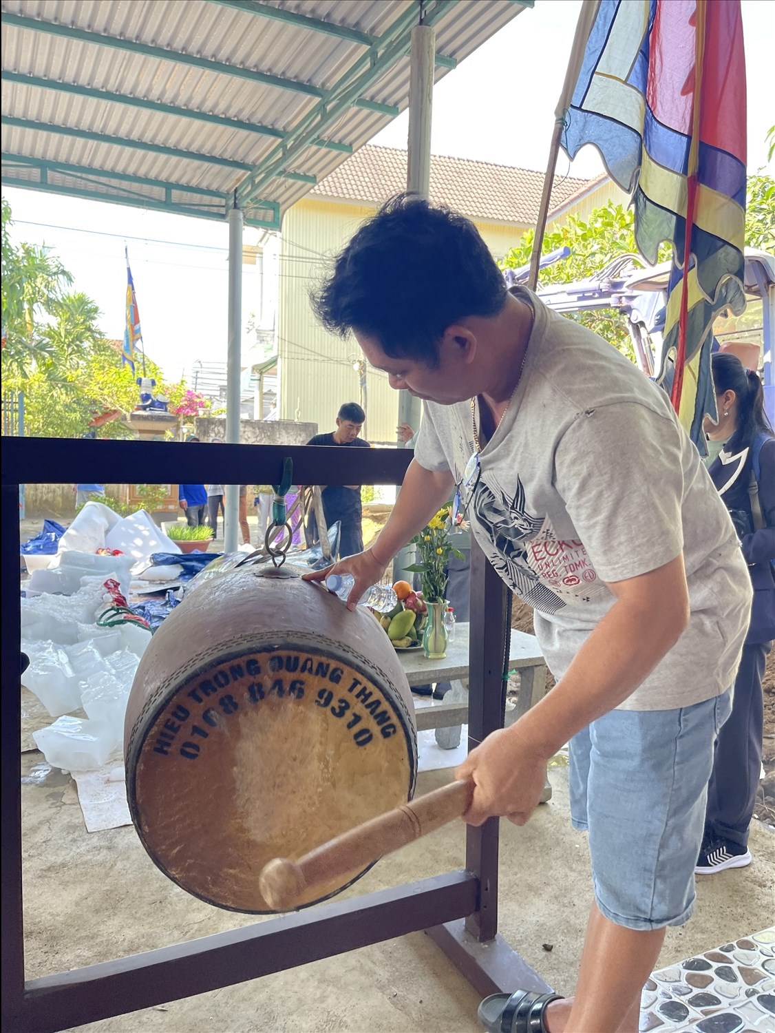 Đánh trống mời ngư dân về dự lễ an táng cá voi