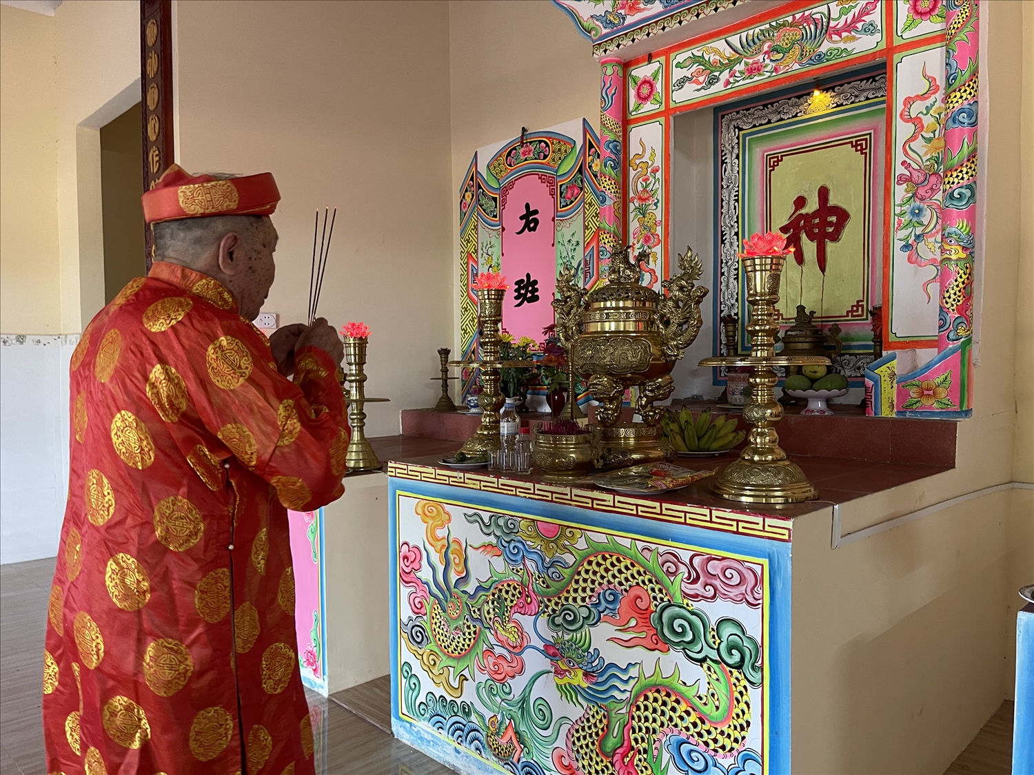 Chủ Vạn thắp hương khấn xin phép thần hoàng thổ địa.