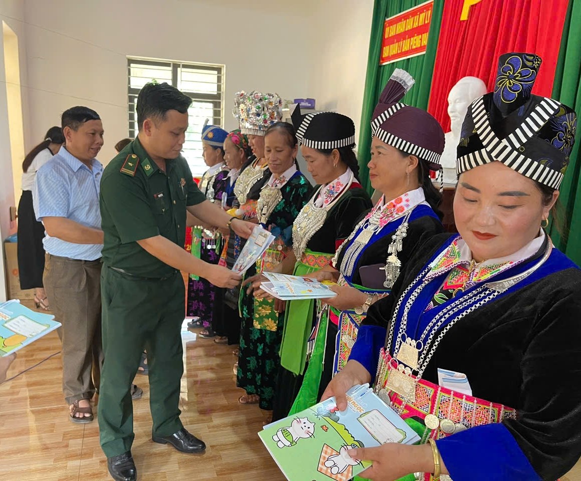 Chỉ huy Đồn Biên phòng Mỹ Lý (Bộ đội Biên phòng Nghệ An) và các đại biểu tặng quà cho các học viên tại Lễ khai giảng