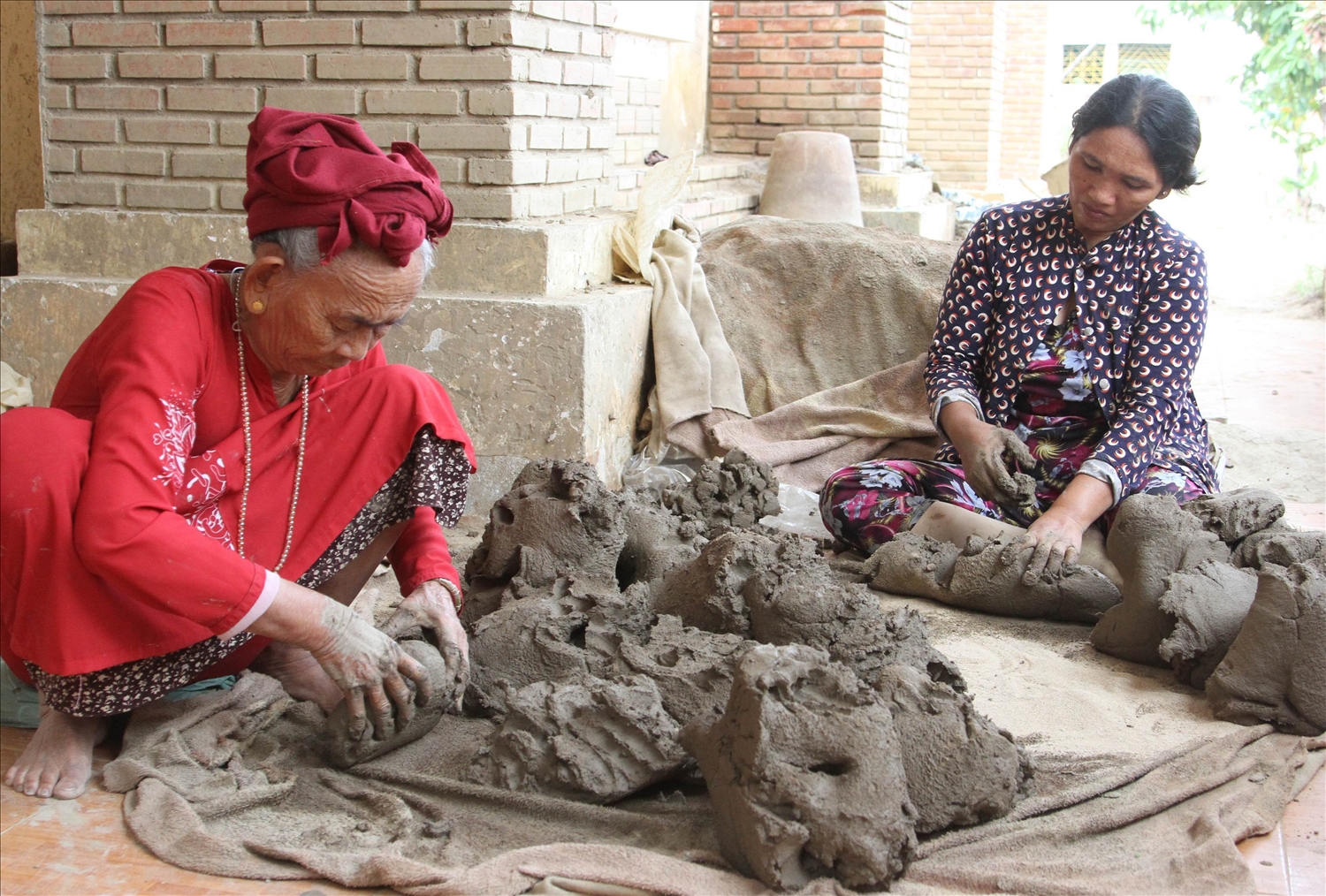 Nghệ nhân Trượng Thị Gạch làm đất nguyên liệu chế tác gốm Bàu Trúc. 
