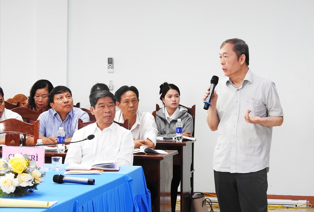 PGs.Ts. Nguyễn Hồng Phương - Chủ tịch Hội đồng khoa học Viện Vật lý địa cầu trao đổi tại Hội nghị