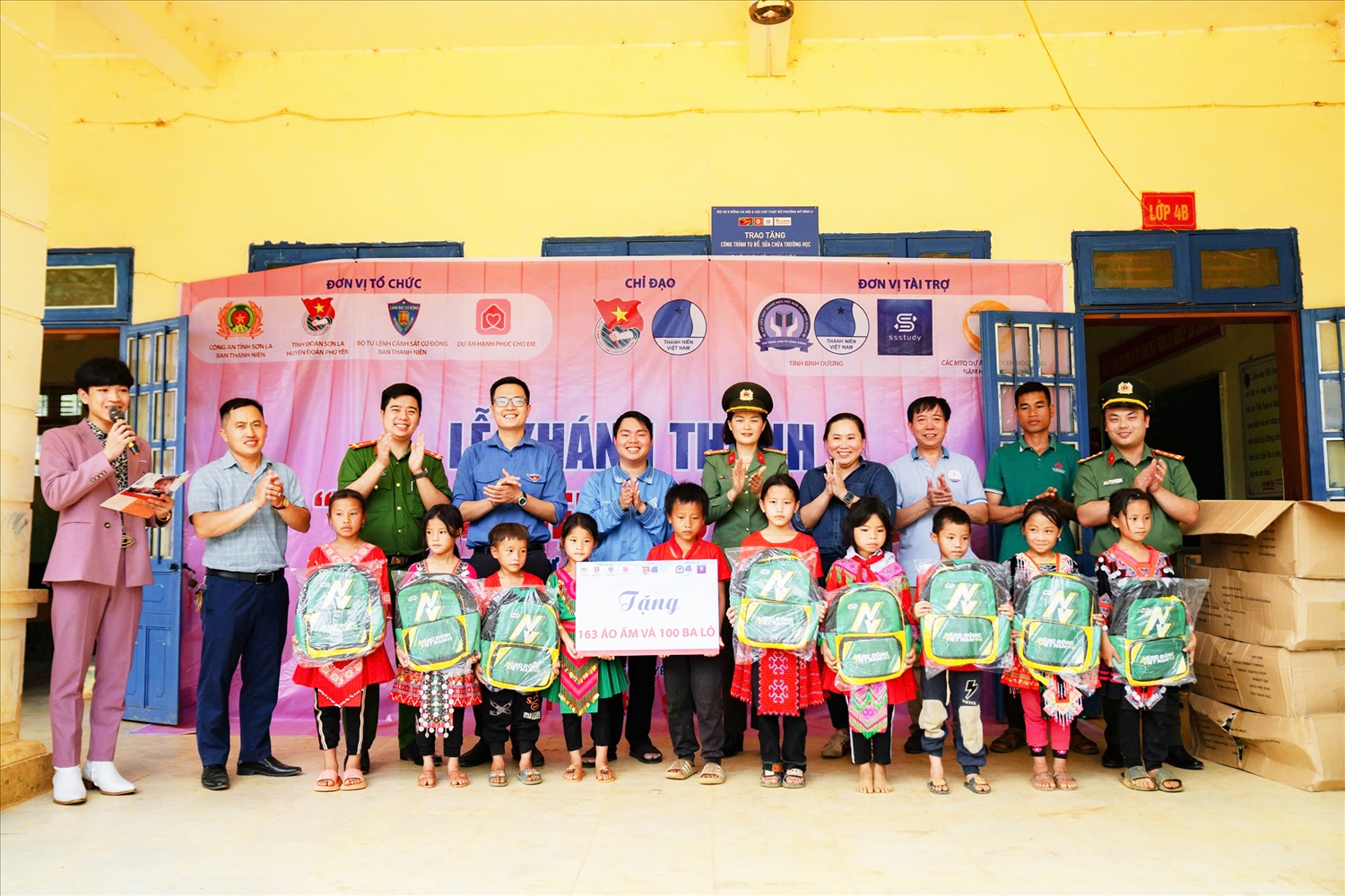Công an tỉnh Sơn La tặng 163 áo ấm, 100 ba lô cho các em học sinh