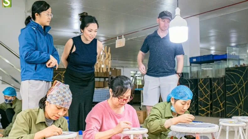 Du khách chiêm ngưỡng nghệ thuật thêu tay