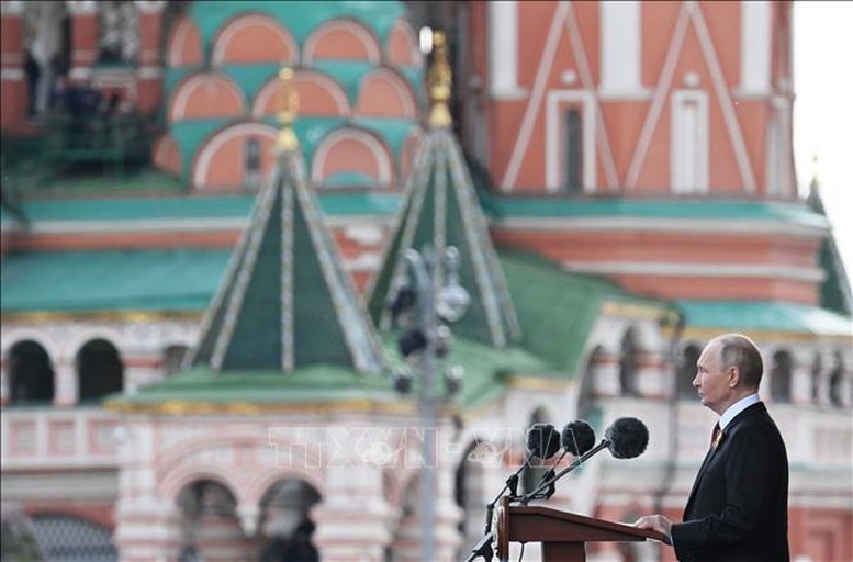 Tổng thống Nga Vladimir Putin phát biểu tại lễ duyệt binh kỷ niệm 80 năm Ngày Chiến thắng phát xít trên quảng trường Đỏ ở thủ đô Moskva, ngày 9/5/2025 - Ảnh: AA/TTXVN