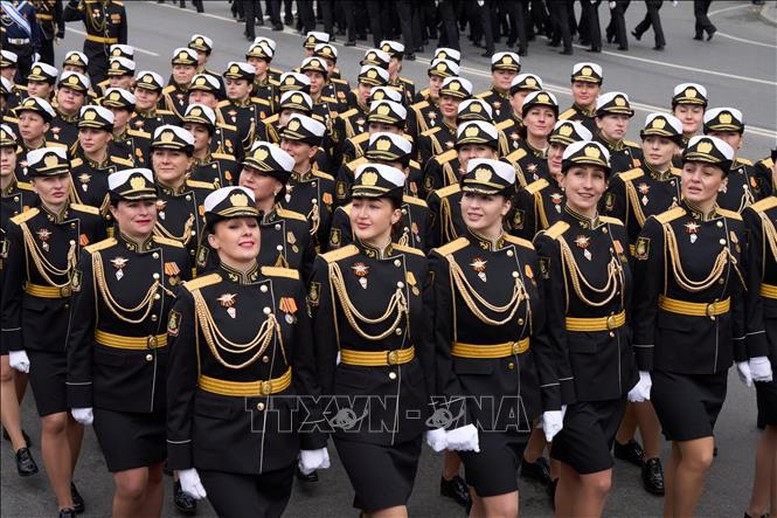 Nữ quân nhân tham gia lễ duyệt binh kỷ niệm 80 năm Ngày Chiến thắng phát xít tại thành phố Vladivostok, vùng Viễn Đông Nga ngày 9/5/2025 - Ảnh: THX/TTXVN