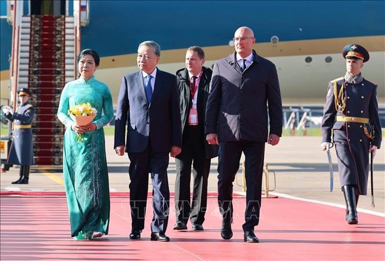 Phó Thủ tướng Liên bang Nga Chernyshenko tháp tùng Tổng Bí thư đi dọc thảm đỏ tới vị trí danh dự - Ảnh: TTXVN