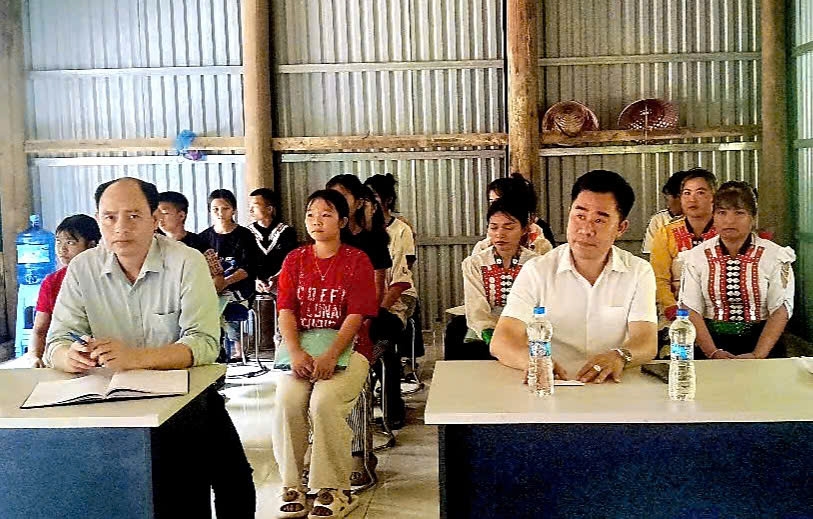 Học viên tham dự Lễ bế giảng lớp đào tạo truyền thông cộng đồng kết hợp Photovoice cho dân tộc Mảng