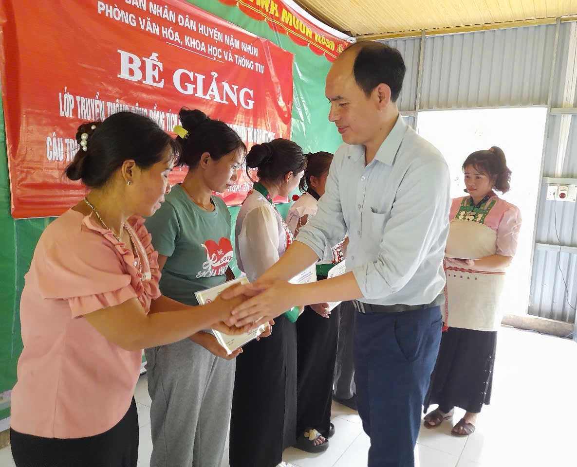 Ban Tổ chức trao chứng nhận cho các học viên