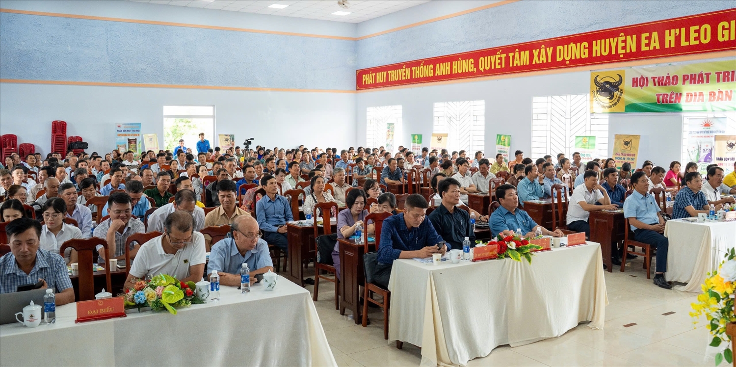 Các đại biểu, nông dân trên địa bàn huyện tham dự hội thảo