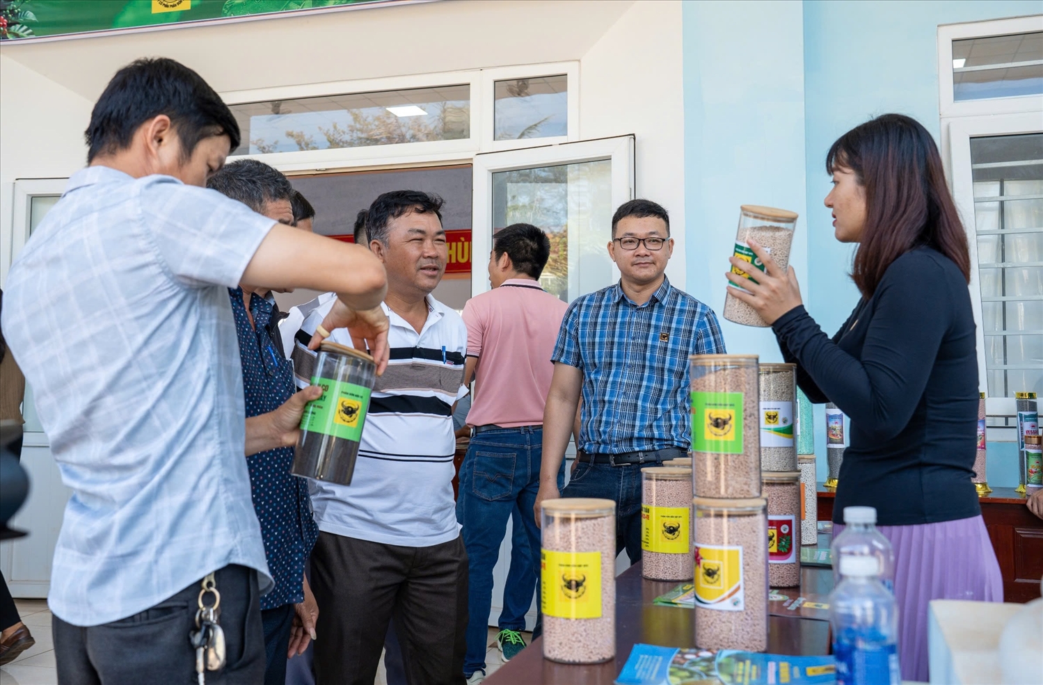 Các loại phân bón trưng bày tại hội thảo được nông dân quan tâm