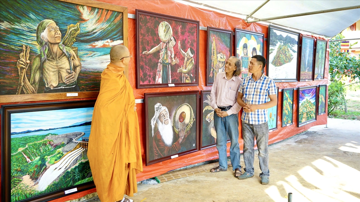 Các tác phẩm hội họa, điêu khắc, sơn dầu, acrylic, tranh bút lửa... đã kể lại câu chuyện của đất và người Tây Nguyên một cách sâu lắng, tinh tế và phóng khoáng, tự nhiên