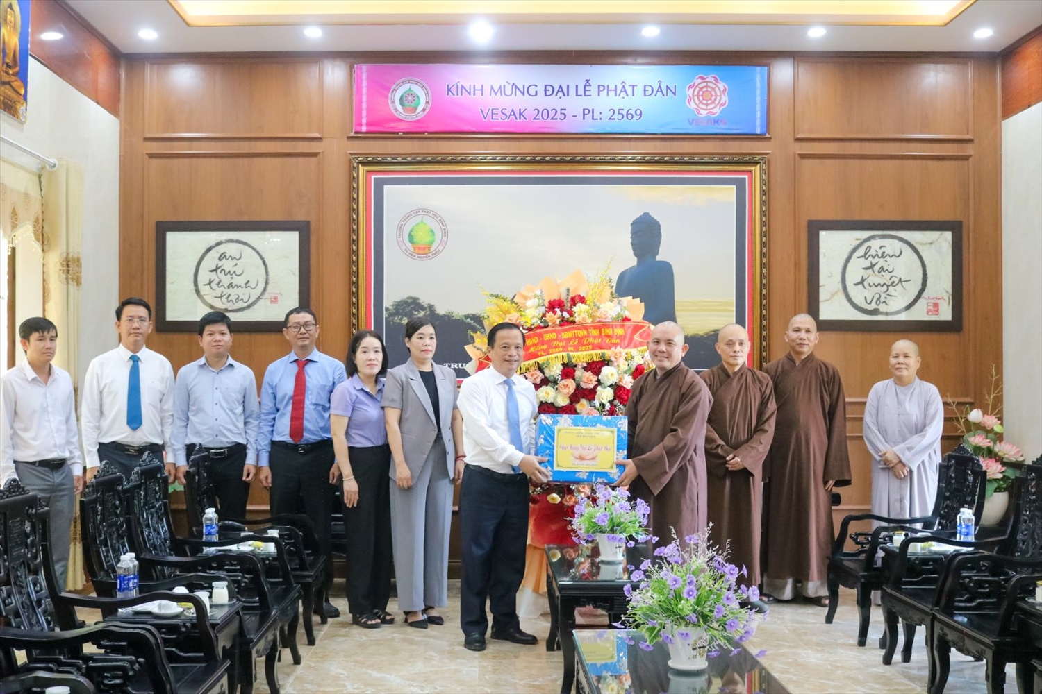 Phó Chủ tịch Thường trực UBND tỉnh Bình Định, ông Nguyễn Tuấn Thanh trao quà chúc mừng Trường Trung cấp Phật học Bình Định