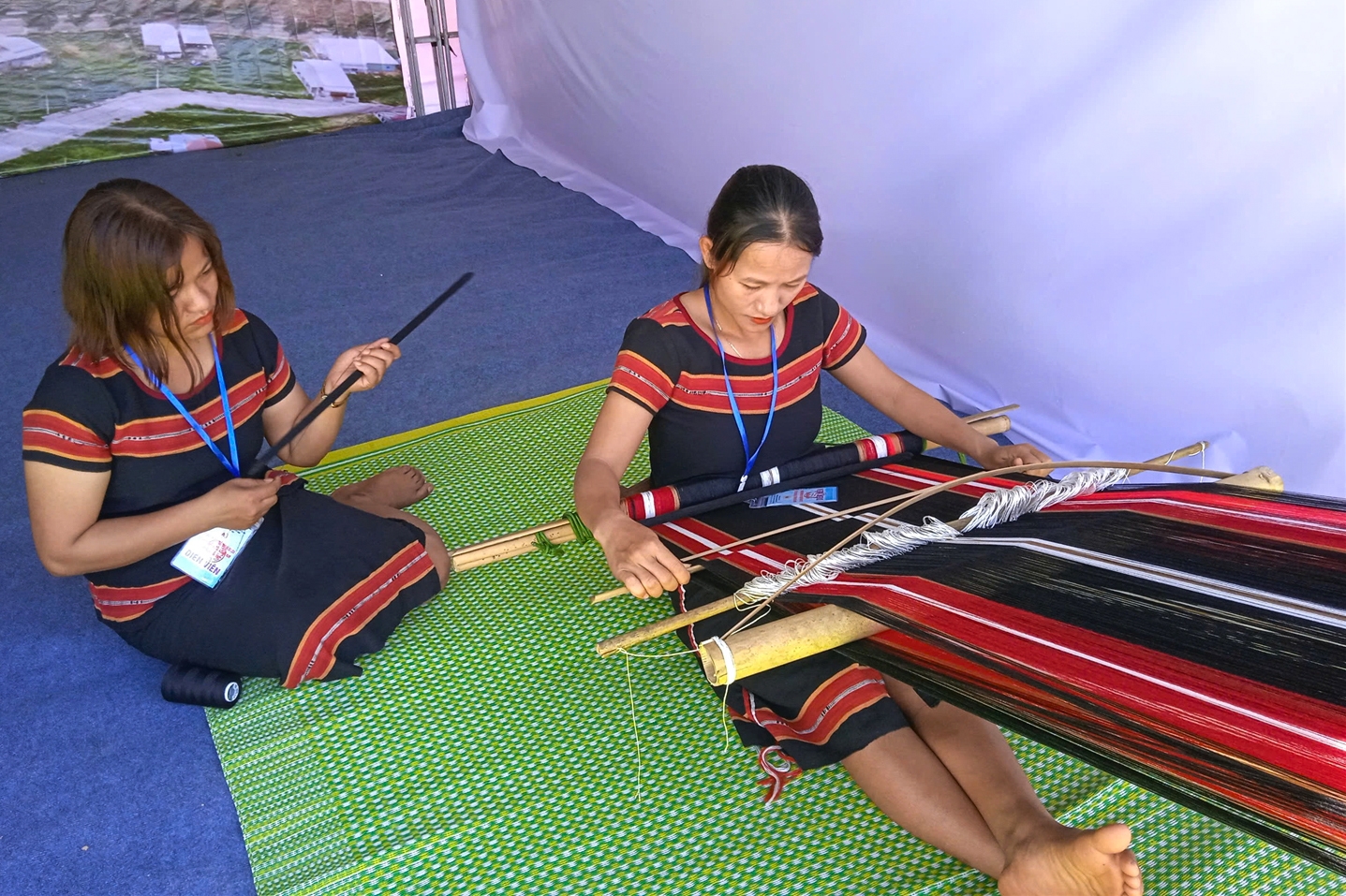 Chị Hồ Thị Nhân - phụ nữ Xơ Đăng (ngồi ngoài bên trái) đang chi sẻ kinh nghiệm dệt cùng với Huyền ở làng dệt thổ cẩm Lăng Bốc (thôn 1) xã Trà Mai