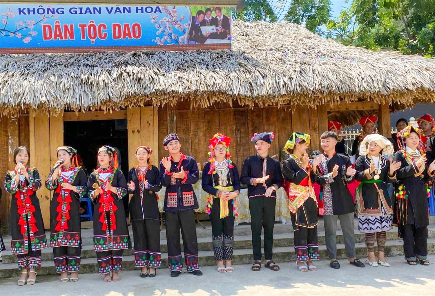 Em Triệu Thanh Hiếu ( đứng thứ 5 từ trái sang, sinh viên năm ba, Học viện Thanh Thiếu niên Việt Nam, nhóm Dao Quần chẹt tại tỉnh Hòa Bình)
