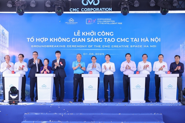 Thủ tướng Phạm Minh Chính và các đại biểu thực hiện nghi thức khởi công Tổ hợp không gian sáng tạo CMC - Ảnh: VGP/Nhật Bắc