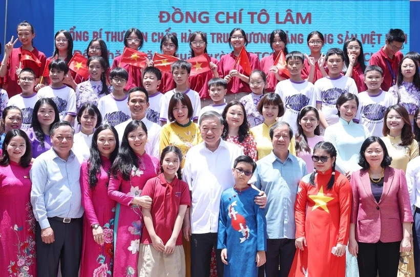 Tổng Bí thư Tô Lâm chụp ảnh lưu niệm cùng thầy cô và học sinh Trường PTCS Nguyễn Đình Chiểu và Trường PTCS Xã Đàn. Ảnh: Thống Nhất/TTXVN