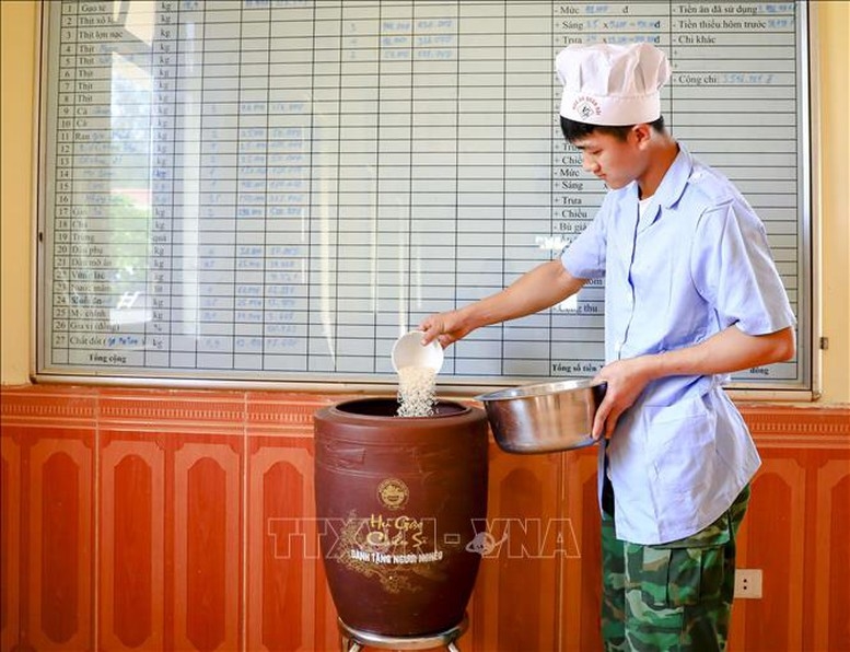 Tại Đồn Biên phòng Mường Mươn (huyện Mường Chà, tỉnh Điện Biên), trước mỗi giờ nấu cơm, chiến sĩ lại bớt một bát gạo để cho vào “Hũ gạo Chiến sĩ”