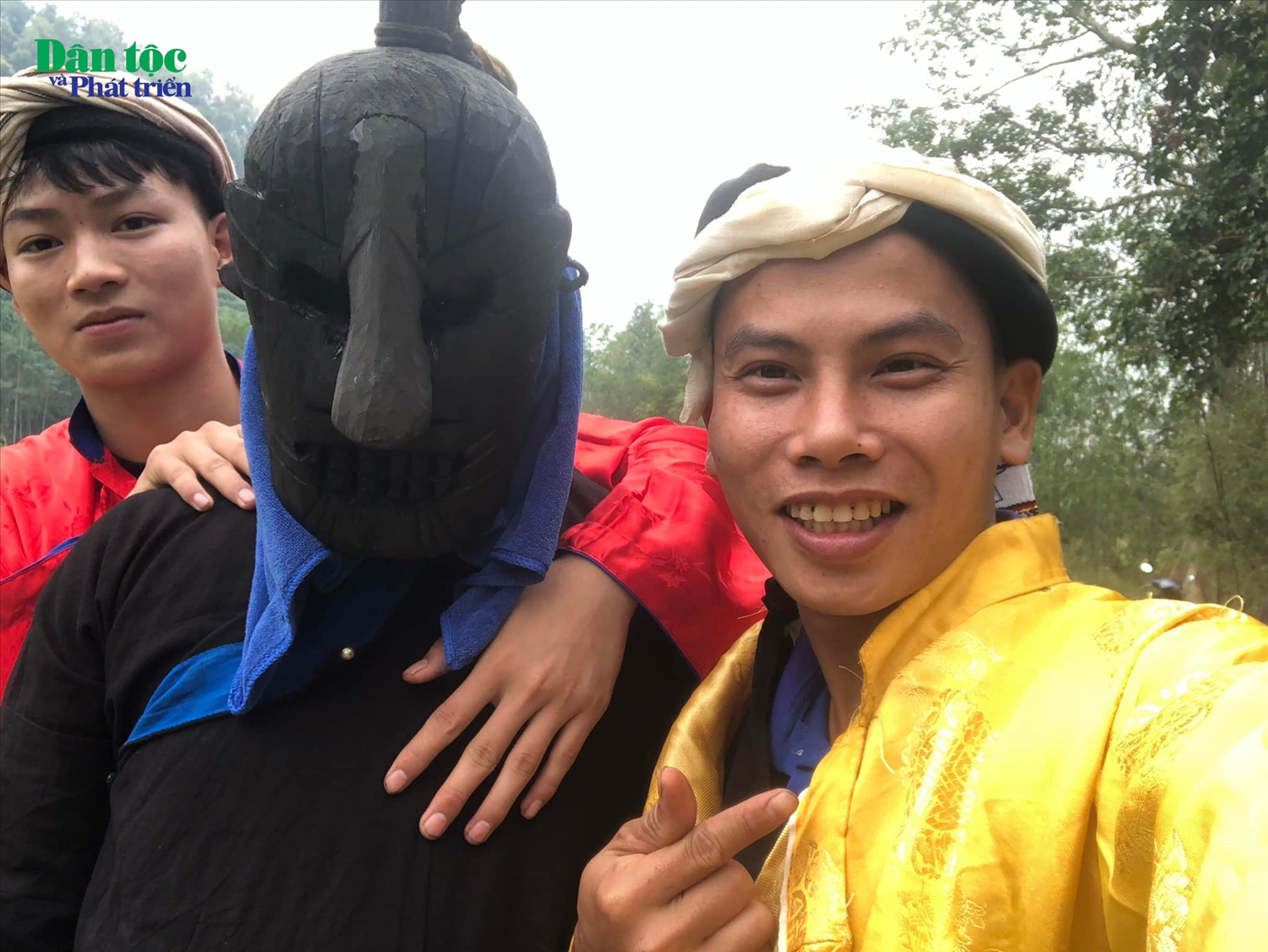 Thầy cúng Bàn Văn Tình (ngoài cùng bên phải) hân hoan sau khi thực hiện thành công Lễ cúng đầu tiên trong đời