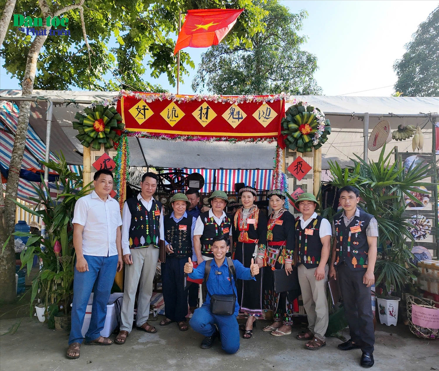 Bàn Văn Tình (áo xanh) tại ngày hội văn hóa dân tộc Dao lần thứ II xã Tân Phượng, huyện Lục Yên, tỉnh Yên Bái