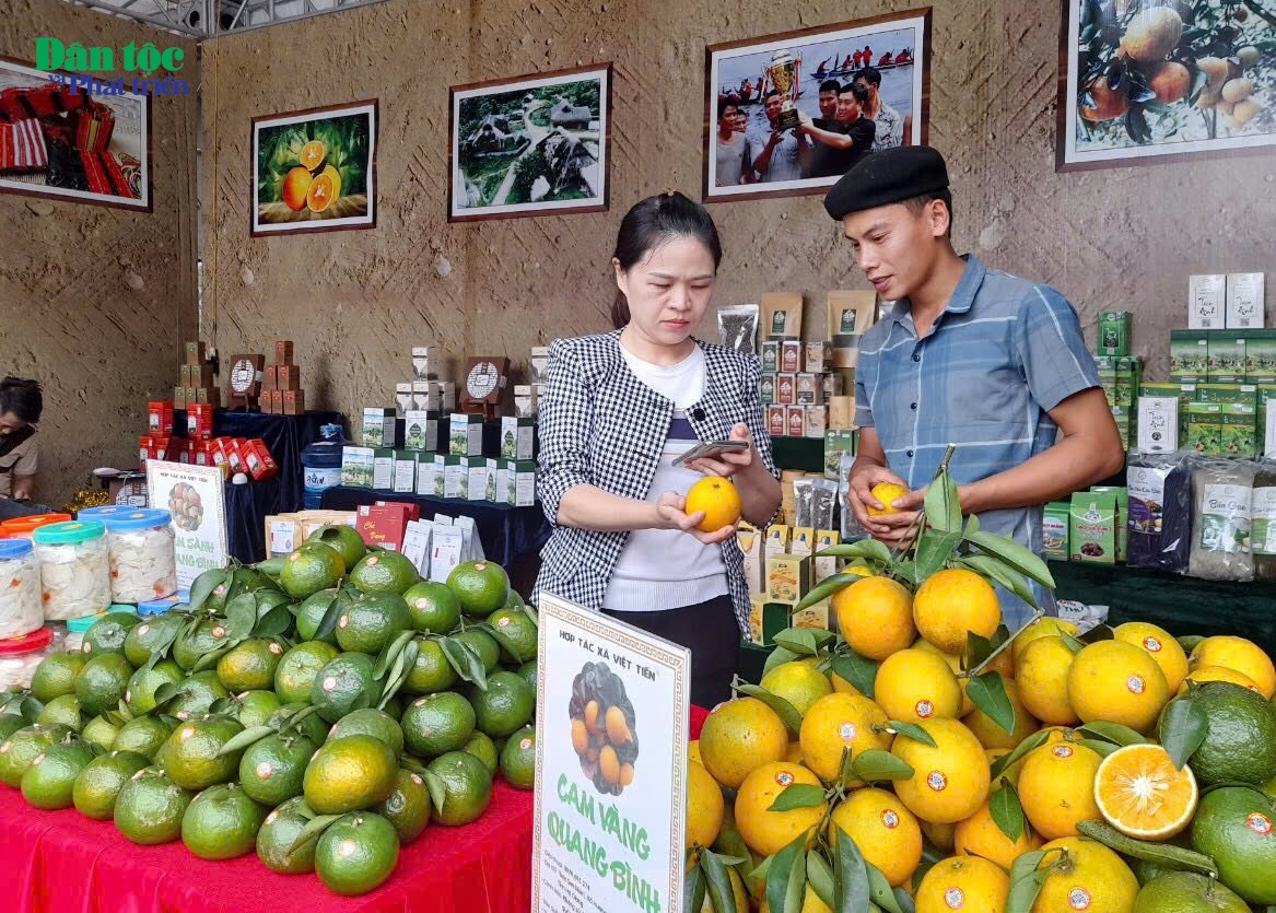 Bàn Văn Tình lan tỏa các sản phẩm OCOP địa phương trên các nền tảng xã hội của mình