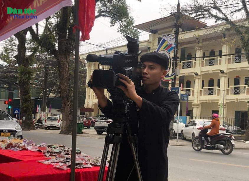 Bàn Văn Tình với niềm đang mê sản xuất các video đăng tải trên các nền tảng Mạng Xã hội