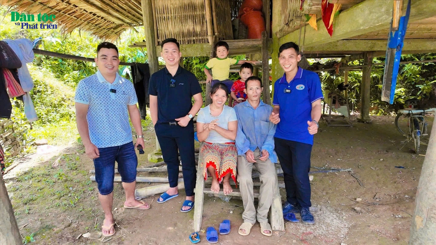 Anh Bàn Văn Tình (ngoài cùng bên phải) kết nối các mạnh thường quân, giúp đỡ hai vợ chồng dân tộc Mông, bị câm, có hoàn cảnh đặc biệt khó khăn