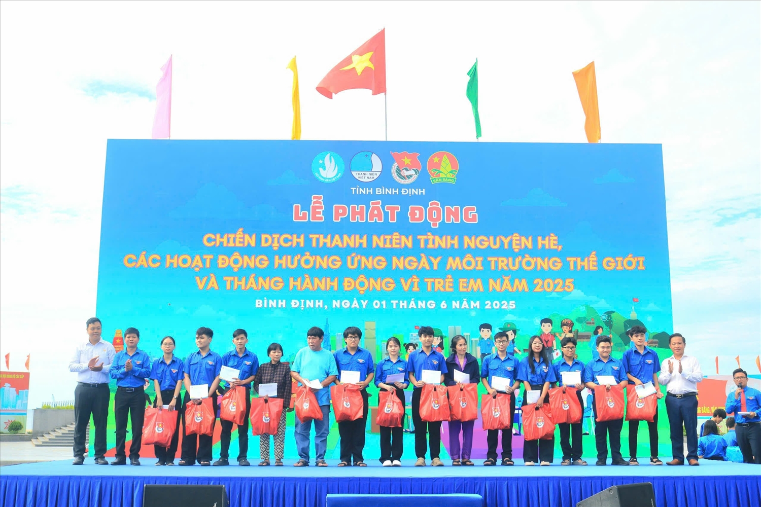 Tặng quà cho các gia đình, thanh thiếu nhi có hoàn cảnh khó khăn tại TP Quy Nhơn
