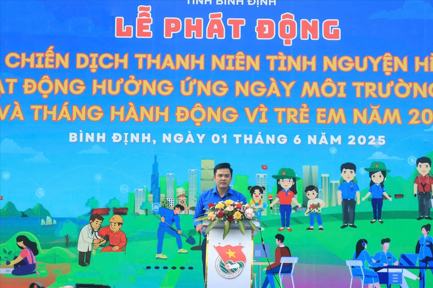 Anh Phạm Hồng Hiệp, phó Bí thư Tỉnh đoàn, Chủ tịch Hội LHTN Việt Nam tỉnh phát biểu tại buổi lễ