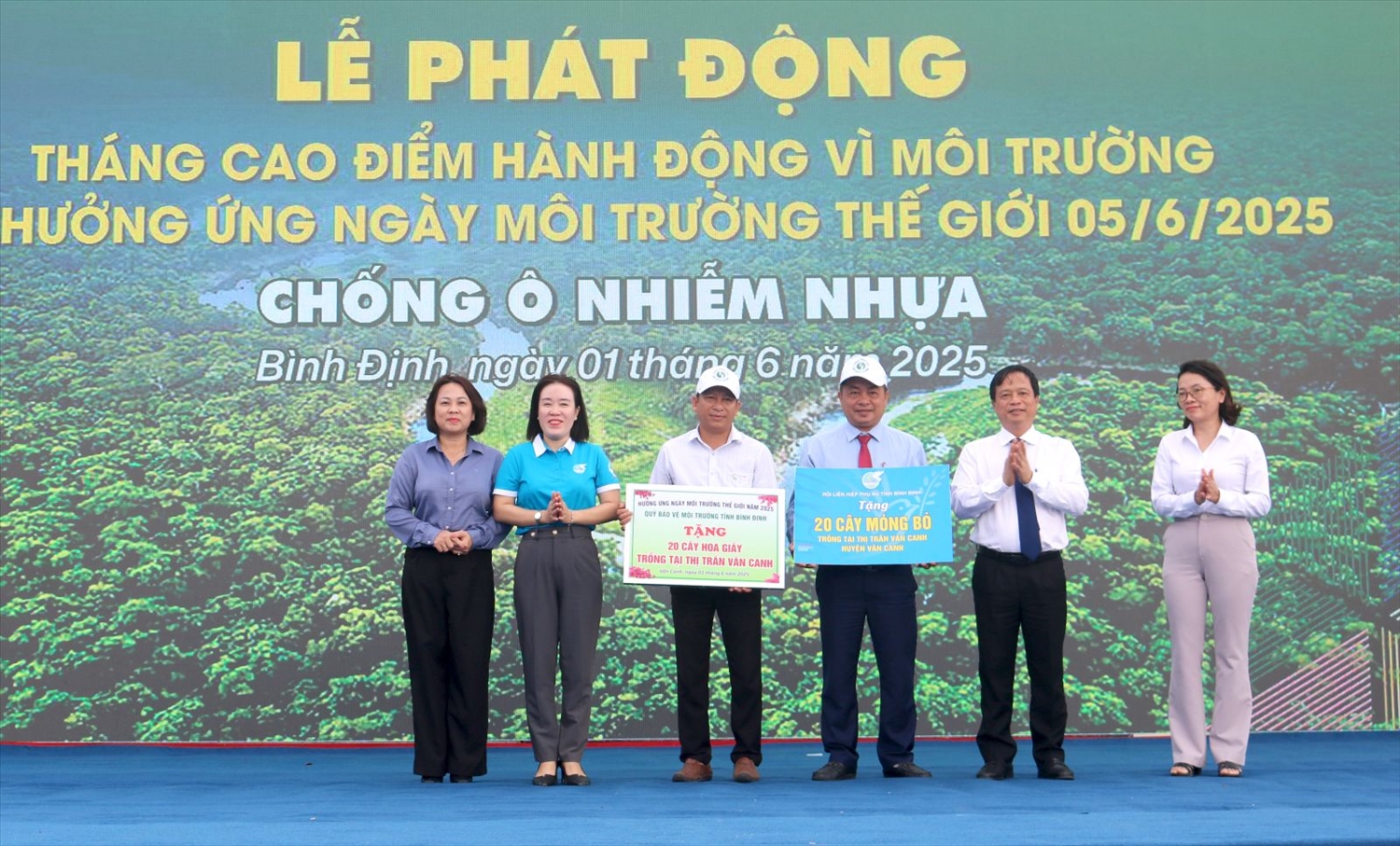 Phó Chủ tịch Thường trực UBND tỉnh Bình Định Nguyễn Tuấn Thanh (thứ 2 từ phải sang) trao biểu trưng tặng cây xanh cho thị trấn Vân Canh