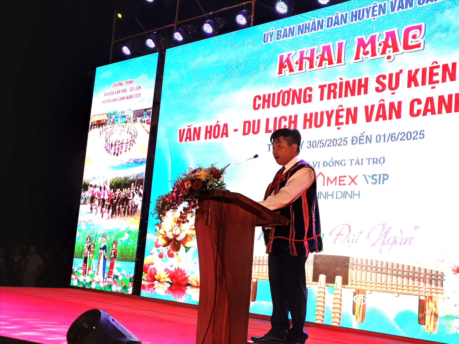 Ông Dương Hiệp Hoà, Chỉ tịch UBND huyện vân Canh phát biểu khai mạc Liên hoan