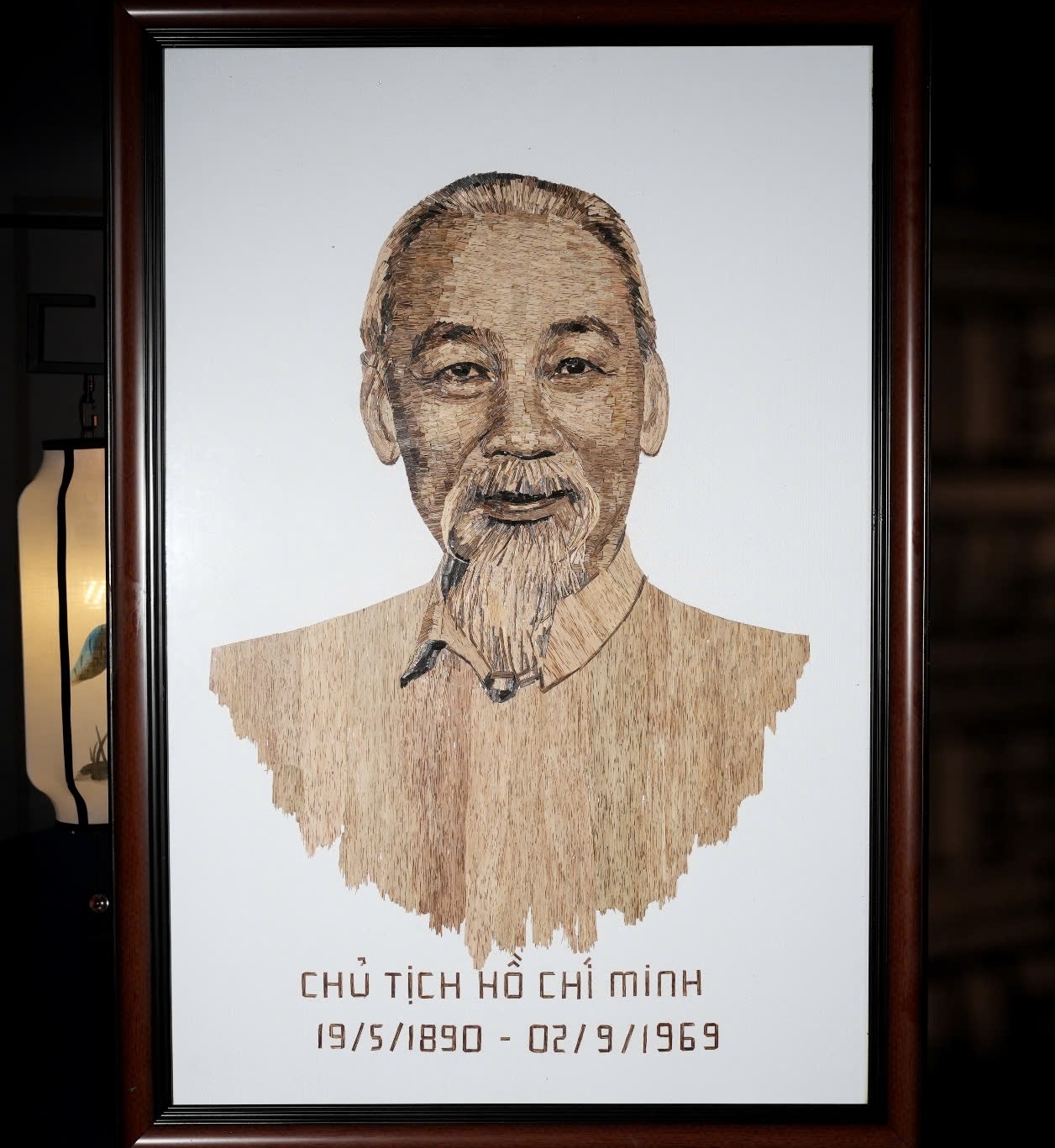 Chân dung Chủ tịch Hồ Chí Minh được làm từ trầm hương.