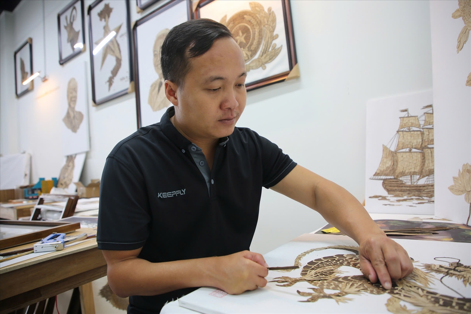 Anh Châu Tùng Dưỡng đang làm tranh ở xưởng Đức học Trầm.